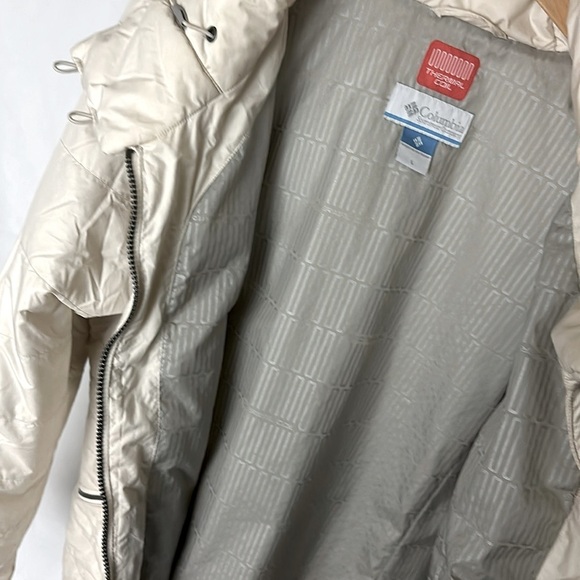 Women’s Large Columbia Puffer Jacket  | Cream White;Thermal Coil;Water Resistant - Picture 5 of 5